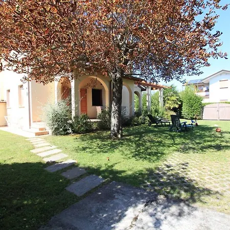 Dina Villa *